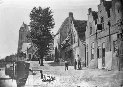 127629 Gezicht op de Oost-IJsselkade (destijds Zuider IJsselkade) te Oudewater, met links op de achtergrond de ...